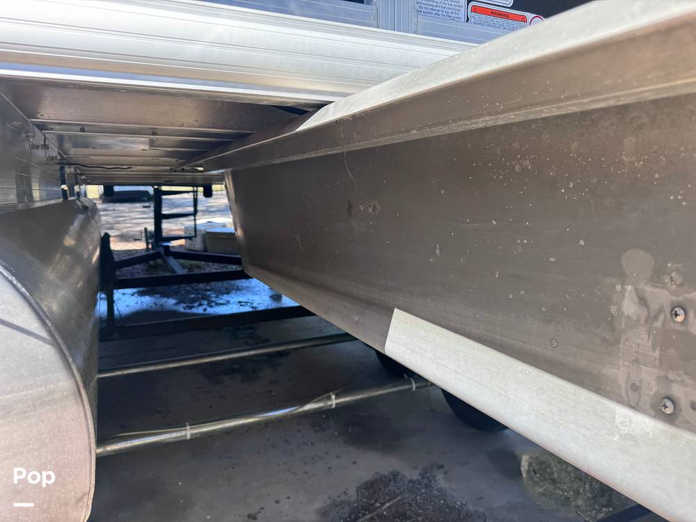 Slide: The Image of Sun Tracker Fishin' Barge 20 DLX 2019 - 15182465