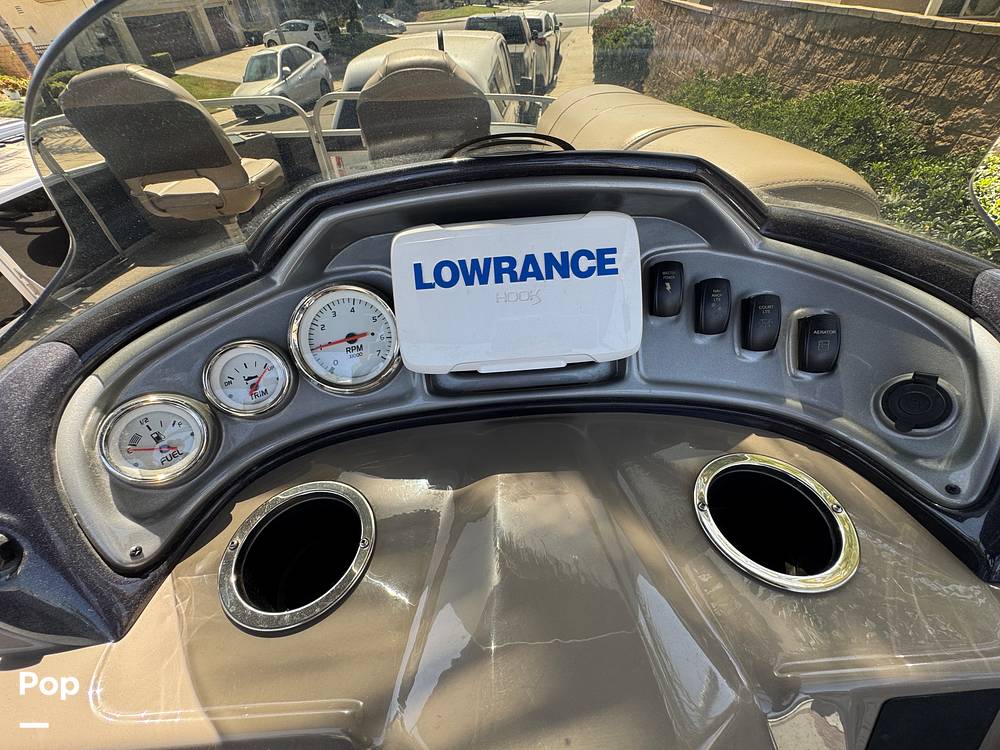 Slide: The Image of Sun Tracker Fishin' Barge 20 DLX 2022 - 15588037