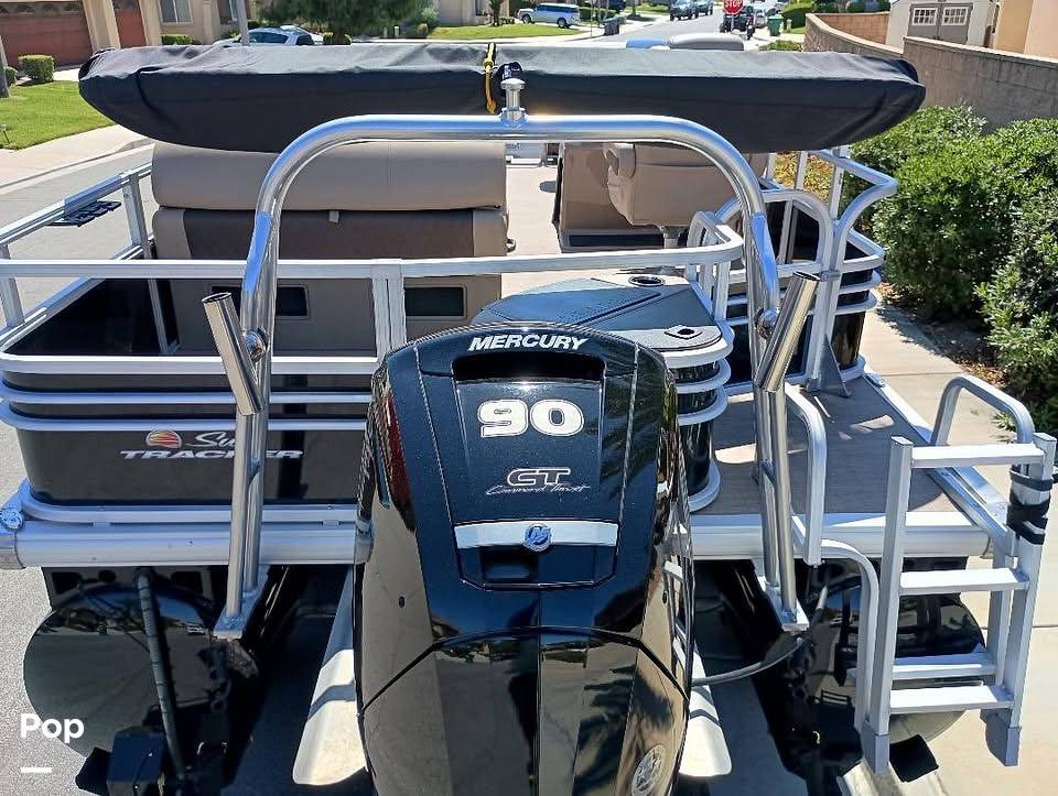 Slide: The Image of Sun Tracker Fishin' Barge 20 DLX 2022 - 15559018