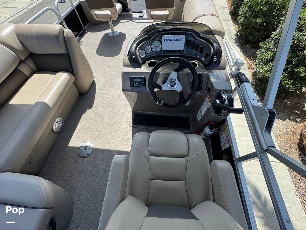 Slide: The Image of Sun Tracker Fishin' Barge 20 DLX 2022 - 15588032