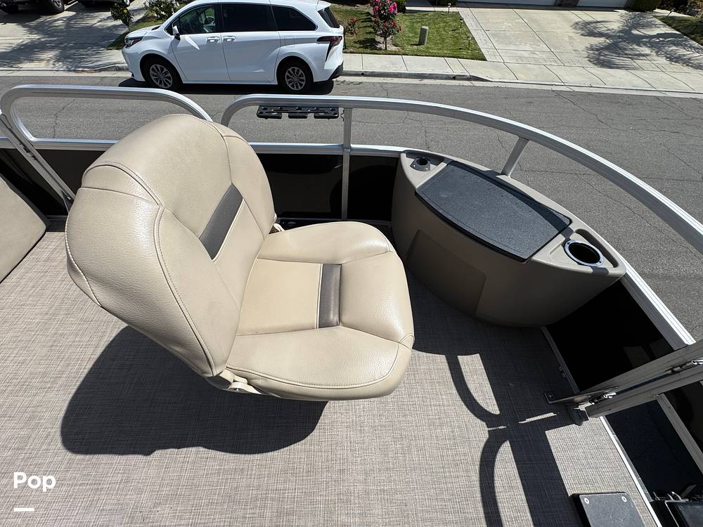 Slide: The Image of Sun Tracker Fishin' Barge 20 DLX 2022 - 15588057