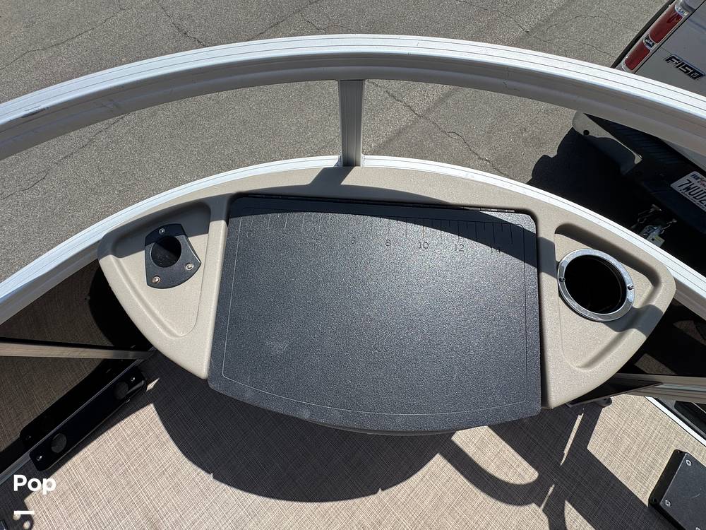 Slide: The Image of Sun Tracker Fishin' Barge 20 DLX 2022 - 15588060