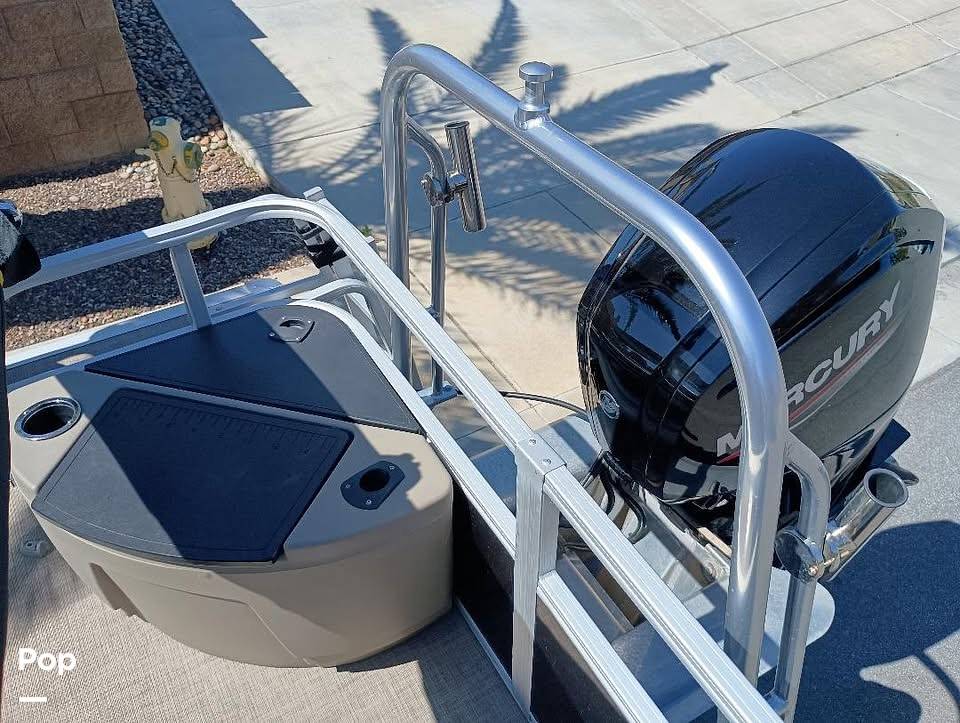 Slide: The Image of Sun Tracker Fishin' Barge 20 DLX 2022 - 15559016