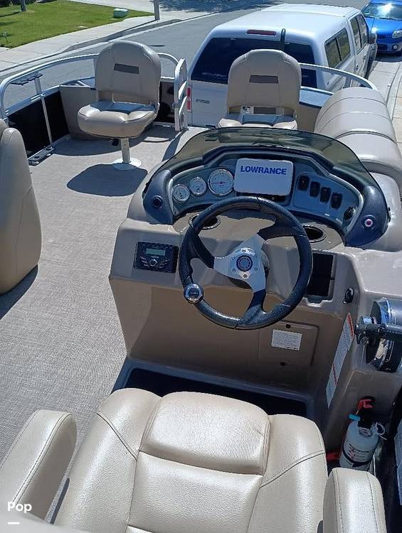 Slide: The Image of Sun Tracker Fishin' Barge 20 DLX 2022 - 15559020