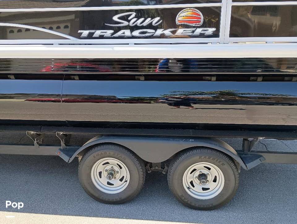Slide: The Image of Sun Tracker Fishin' Barge 20 DLX 2022 - 15559022