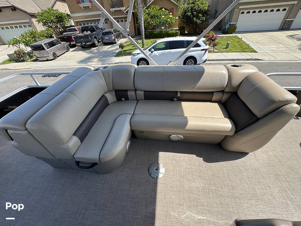 Slide: The Image of Sun Tracker Fishin' Barge 20 DLX 2022 - 15588027