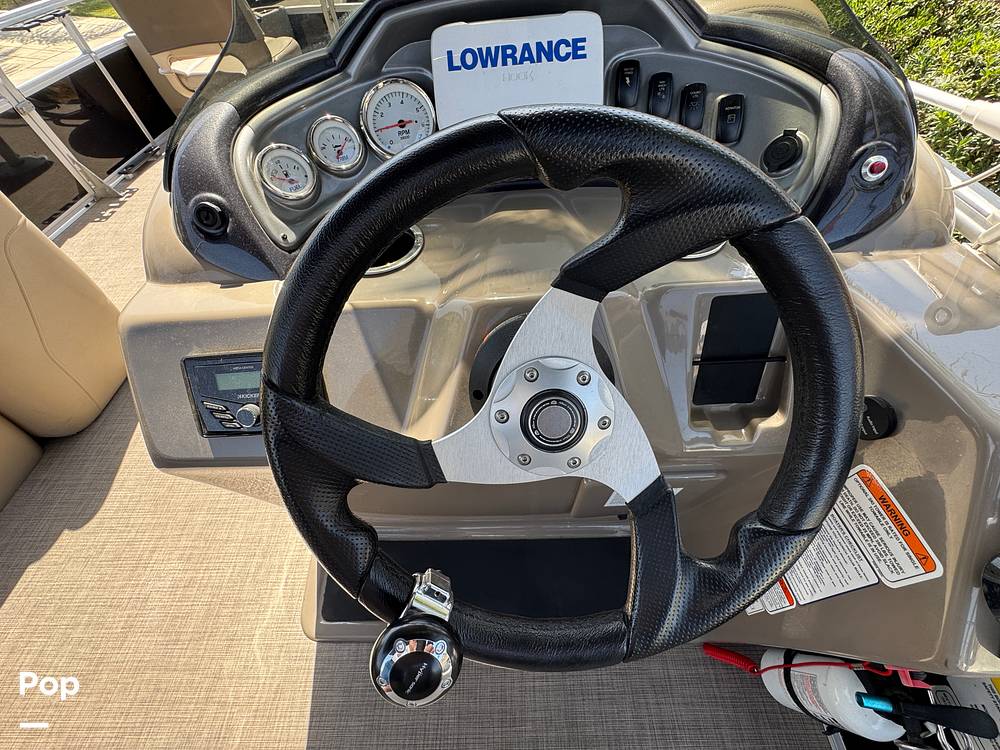Slide: The Image of Sun Tracker Fishin' Barge 20 DLX 2022 - 15588048