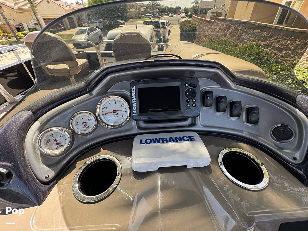 Slide: The Image of Sun Tracker Fishin' Barge 20 DLX 2022 - 15588038