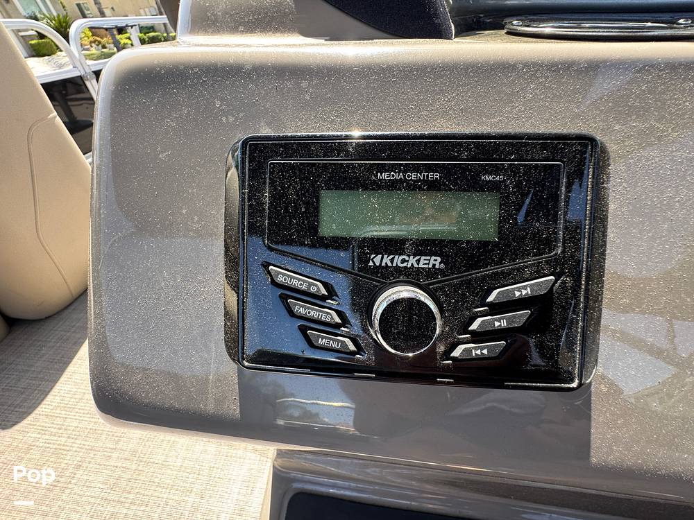 Slide: The Image of Sun Tracker Fishin' Barge 20 DLX 2022 - 15588034