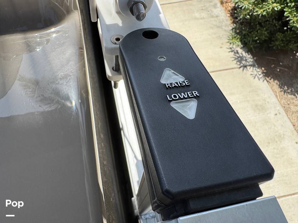 Slide: The Image of Sun Tracker Fishin' Barge 20 DLX 2022 - 15588040