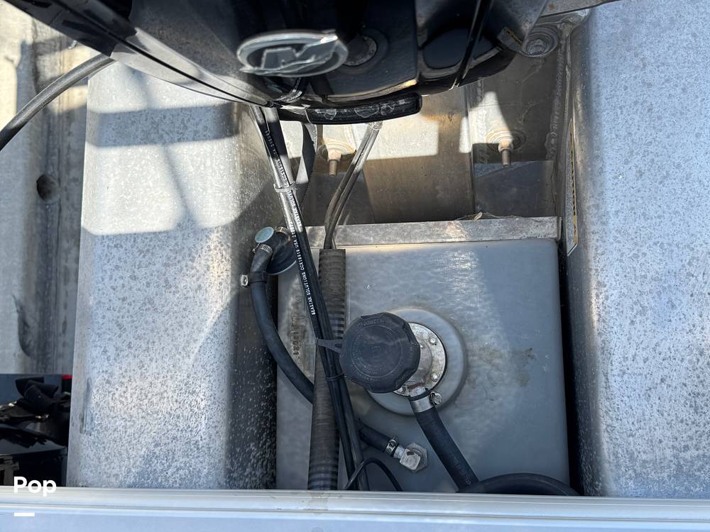 Slide: The Image of Sun Tracker Fishin' Barge 20 DLX 2022 - 15588077