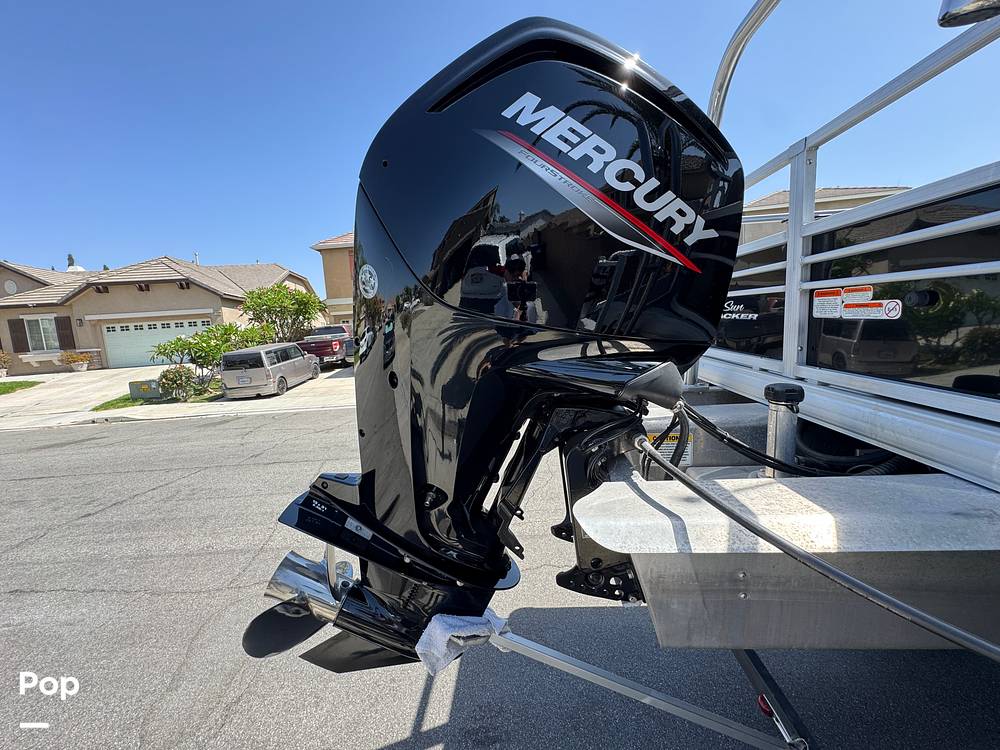 Slide: The Image of Sun Tracker Fishin' Barge 20 DLX 2022 - 15588086