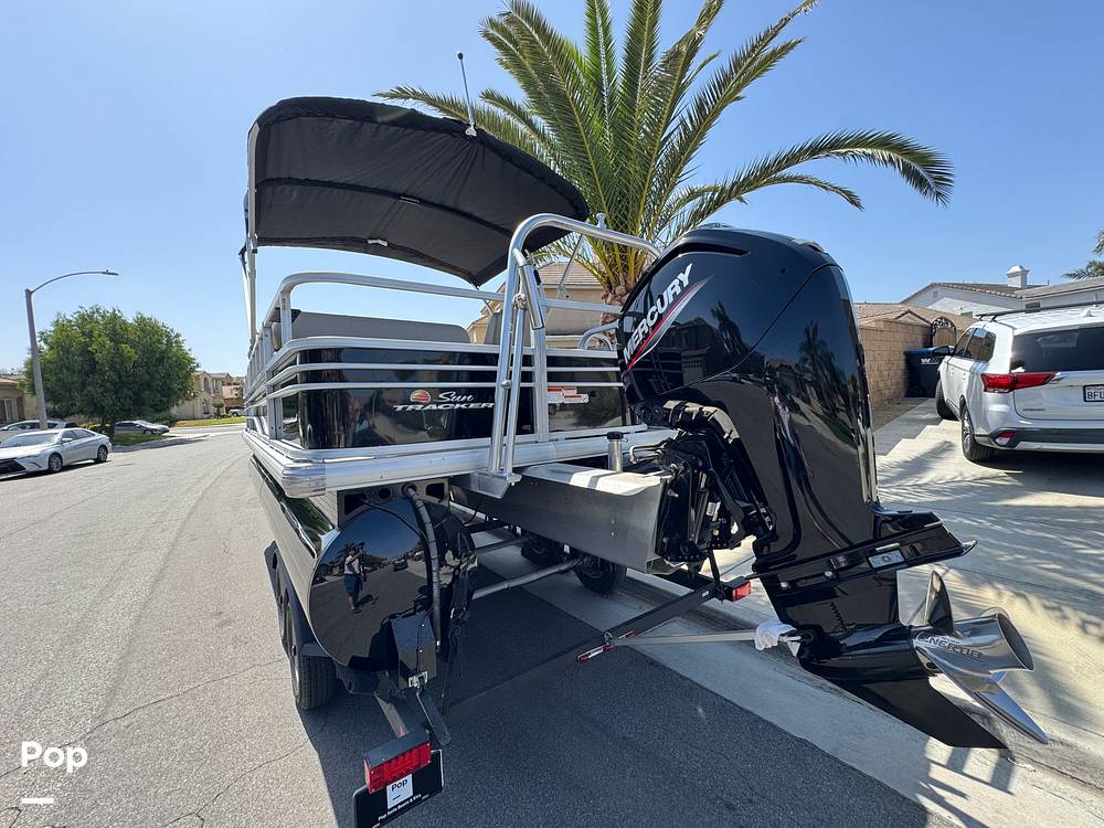 Slide: The Image of Sun Tracker Fishin' Barge 20 DLX 2022 - 15588088