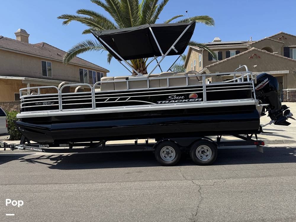 Slide: The Image of Sun Tracker Fishin' Barge 20 DLX 2022 - 15588089