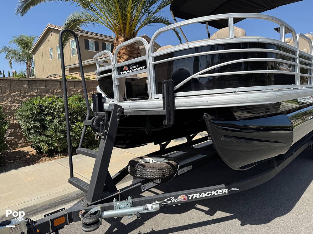 Slide: The Image of Sun Tracker Fishin' Barge 20 DLX 2022 - 15588092