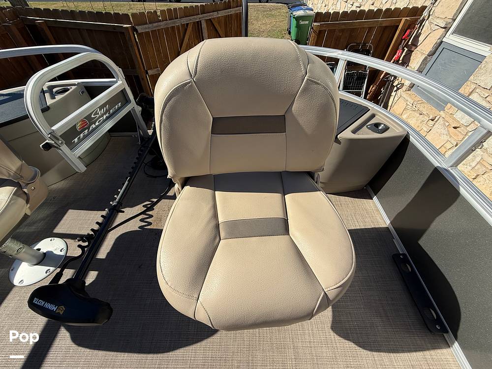 Slide: The Image of Sun Tracker Fishin' Barge 22 DLX 2022 - 13