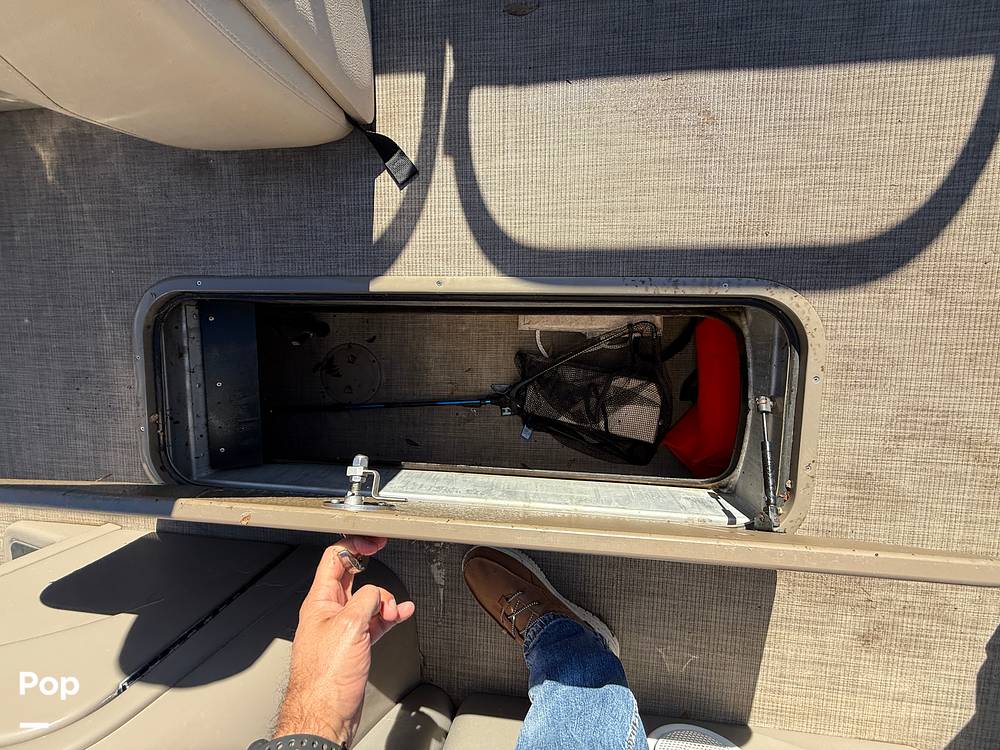 Slide: The Image of Sun Tracker Fishin' Barge 22 DLX 2022 - 22