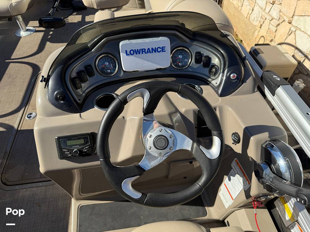Slide: The Image of Sun Tracker Fishin' Barge 22 DLX 2022 - 30