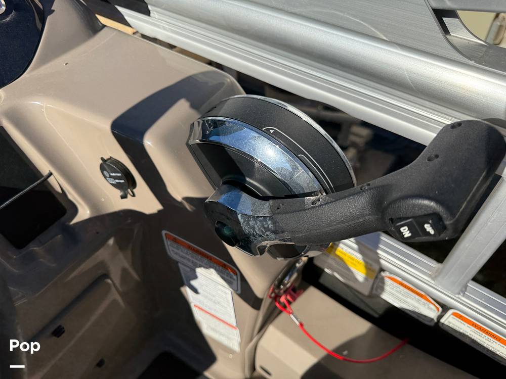 Slide: The Image of Sun Tracker Fishin' Barge 22 DLX 2022 - 35
