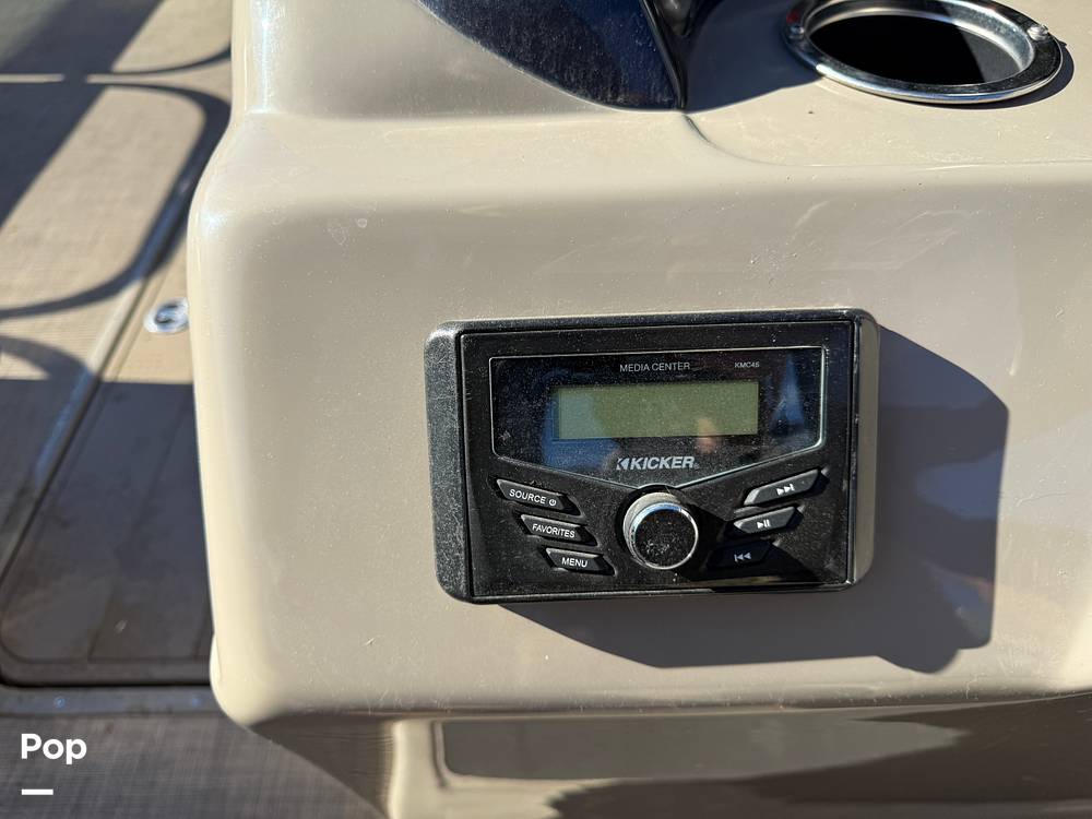 Slide: The Image of Sun Tracker Fishin' Barge 22 DLX 2022 - 37