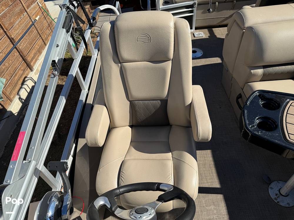 Slide: The Image of Sun Tracker Fishin' Barge 22 DLX 2022 - 40