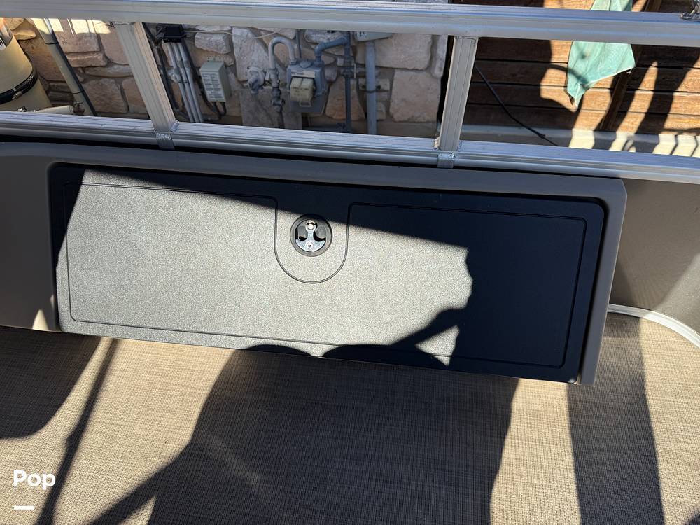 Slide: The Image of Sun Tracker Fishin' Barge 22 DLX 2022 - 43