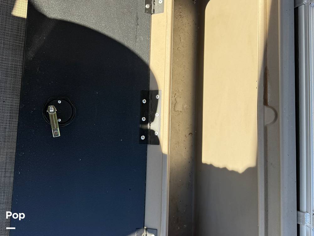 Slide: The Image of Sun Tracker Fishin' Barge 22 DLX 2022 - 44