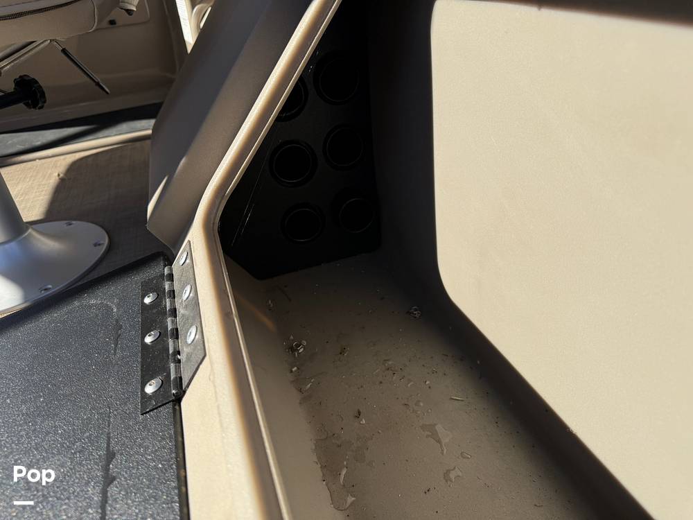 Slide: The Image of Sun Tracker Fishin' Barge 22 DLX 2022 - 45