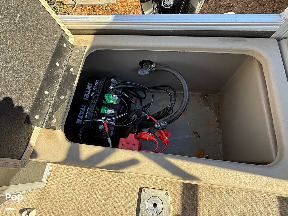 Slide: The Image of Sun Tracker Fishin' Barge 22 DLX 2022 - 52