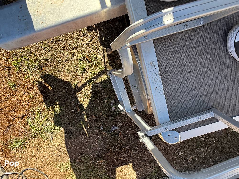 Slide: The Image of Sun Tracker Fishin' Barge 22 DLX 2022 - 55