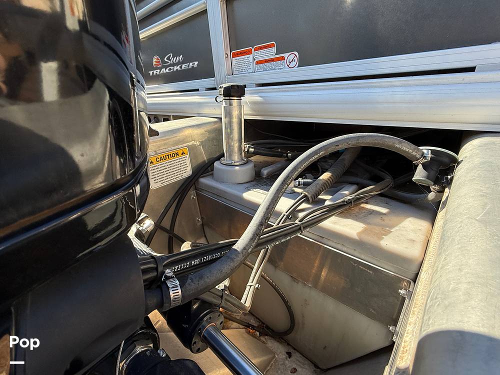 Slide: The Image of Sun Tracker Fishin' Barge 22 DLX 2022 - 58