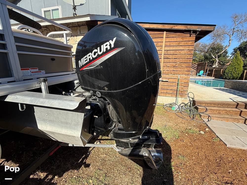 Slide: The Image of Sun Tracker Fishin' Barge 22 DLX 2022 - 61