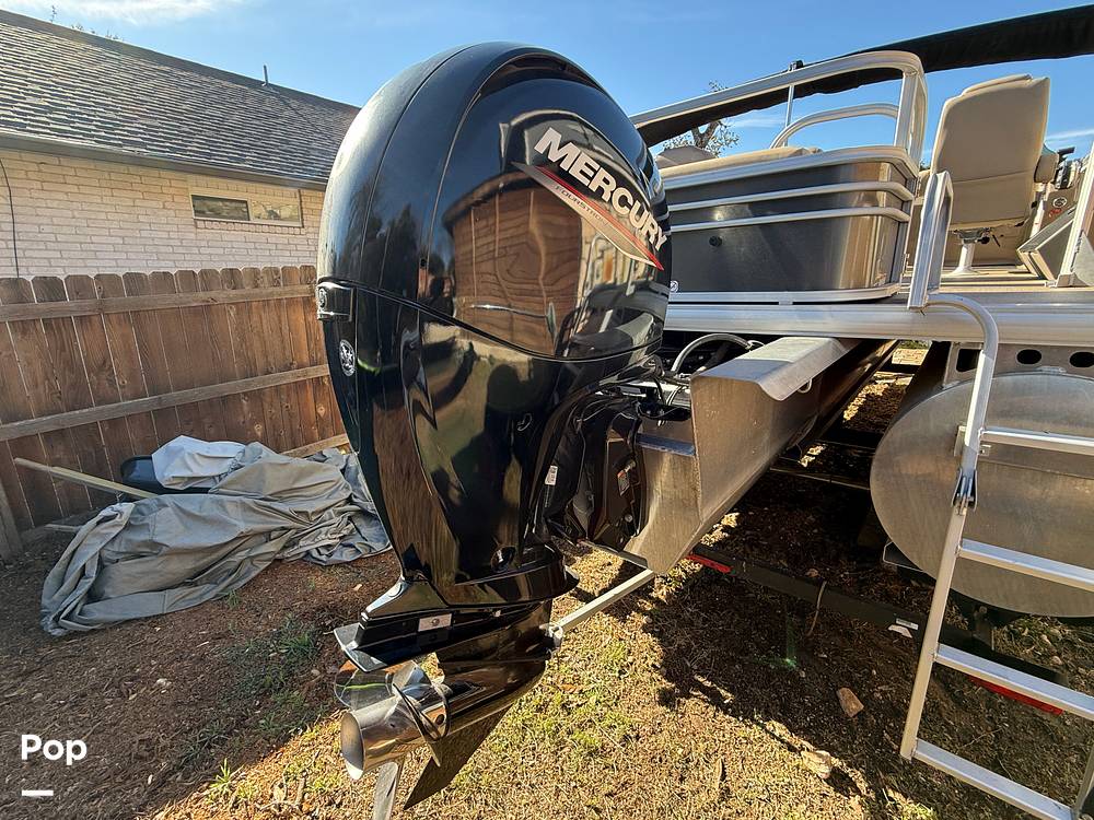 Slide: The Image of Sun Tracker Fishin' Barge 22 DLX 2022 - 64