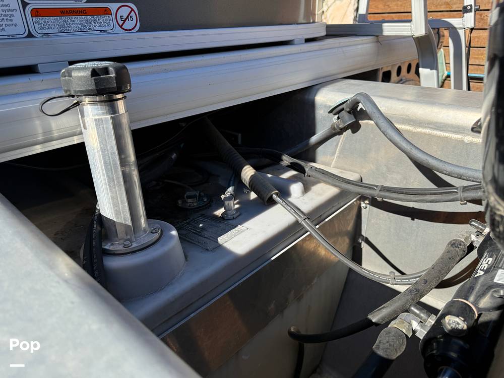 Slide: The Image of Sun Tracker Fishin' Barge 22 DLX 2022 - 67