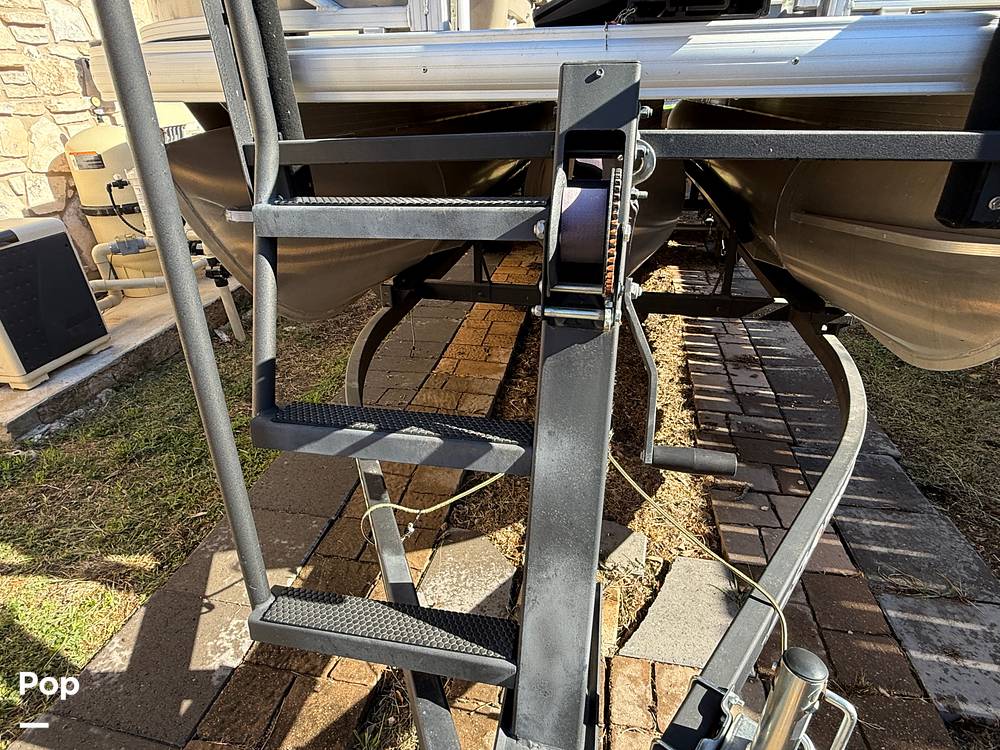 Slide: The Image of Sun Tracker Fishin' Barge 22 DLX 2022 - 69