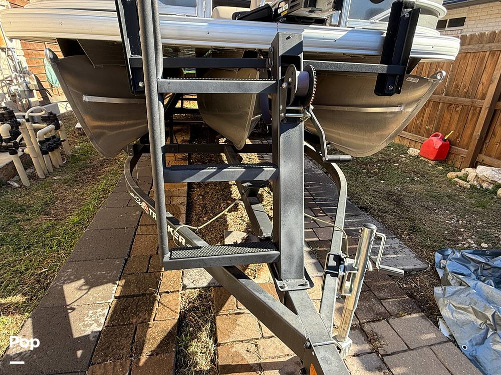Slide: The Image of Sun Tracker Fishin' Barge 22 DLX 2022 - 70