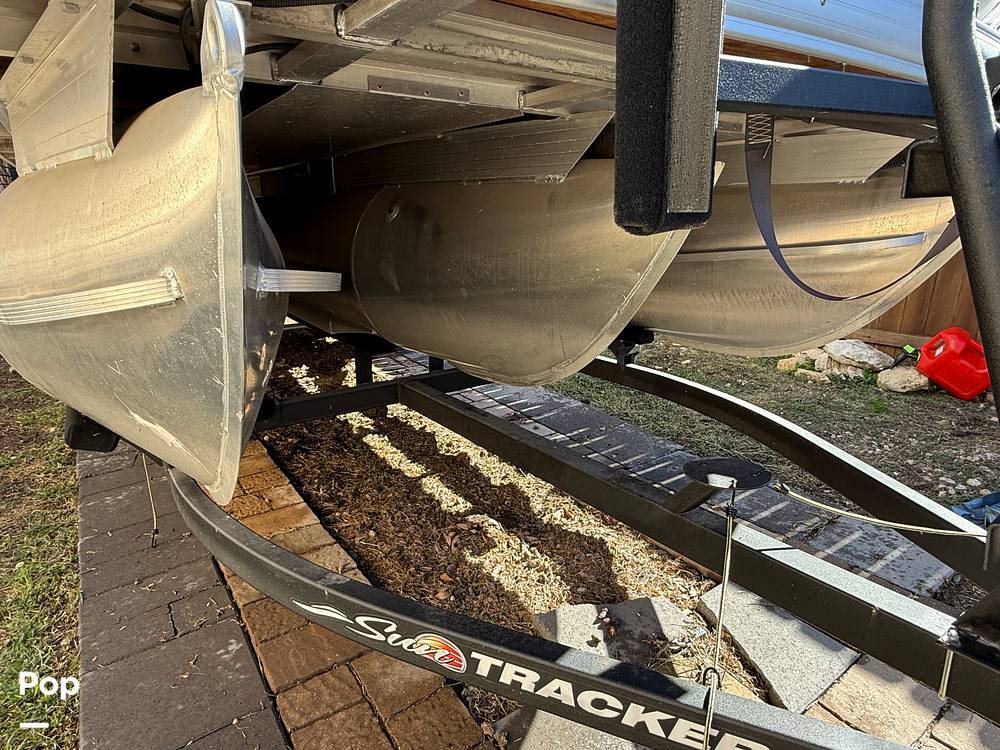 Slide: The Image of Sun Tracker Fishin' Barge 22 DLX 2022 - 71