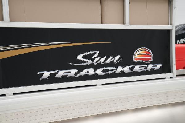 Slide: The Image of Sun Tracker Party Barge 16 DLX 2025 - 10