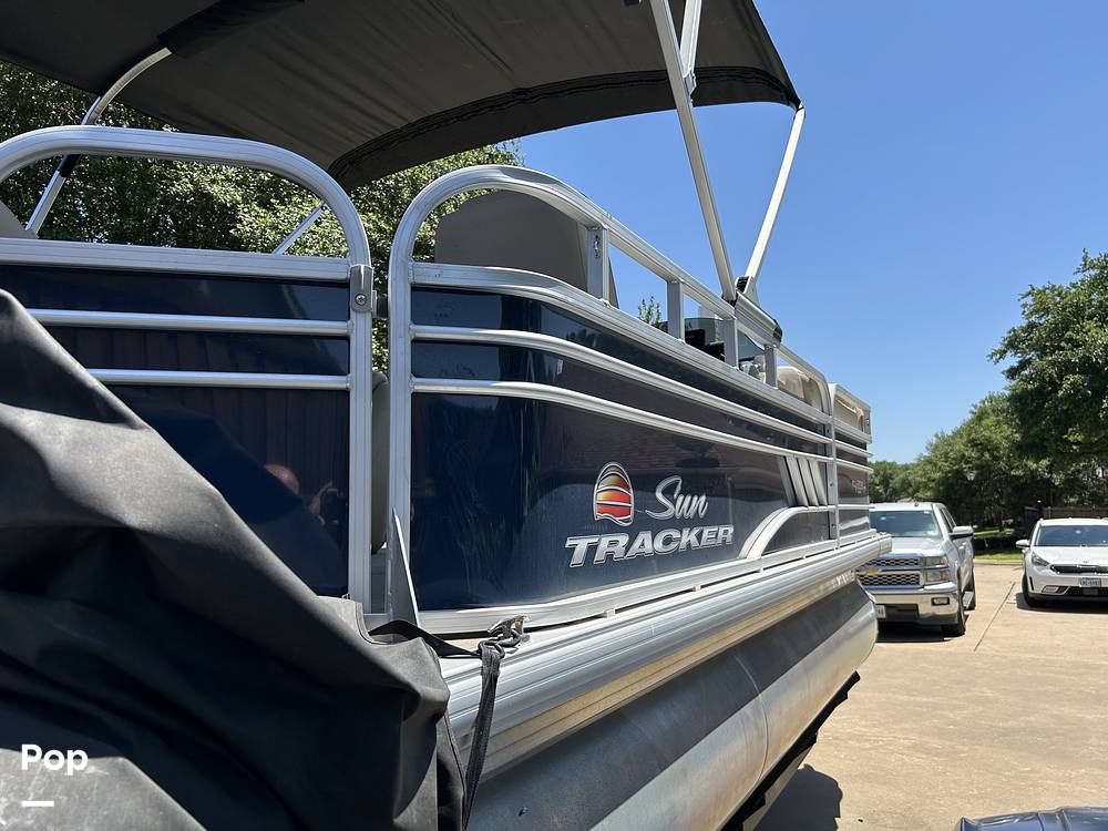 Slide: The Image of Sun Tracker Party Barge 20 DLX 2022 - 15