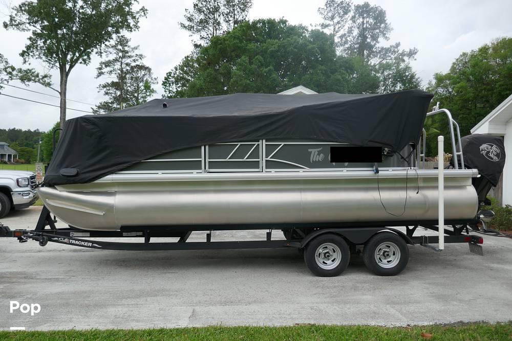 Slide: The Image of Sun Tracker PARTY BARGE 20 DLX 2022 - 15372220