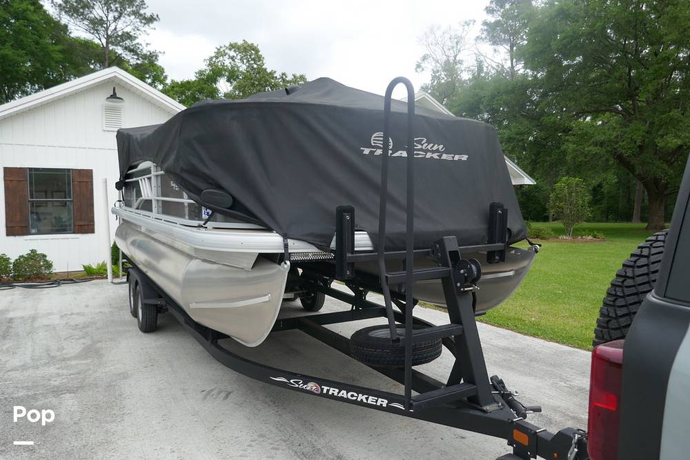 Slide: The Image of Sun Tracker PARTY BARGE 20 DLX 2022 - 15372225