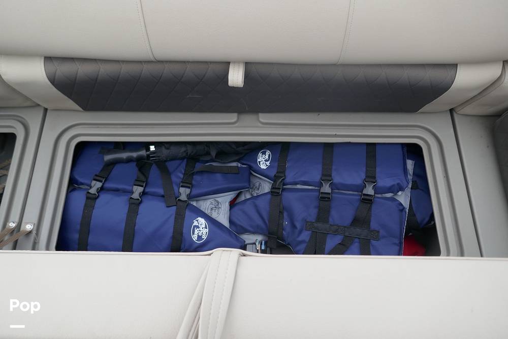 Slide: The Image of Sun Tracker PARTY BARGE 20 DLX 2022 - 15372236