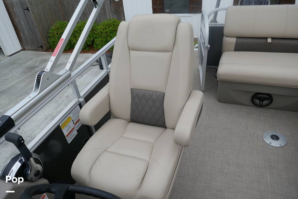 Slide: The Image of Sun Tracker PARTY BARGE 20 DLX 2022 - 15372238