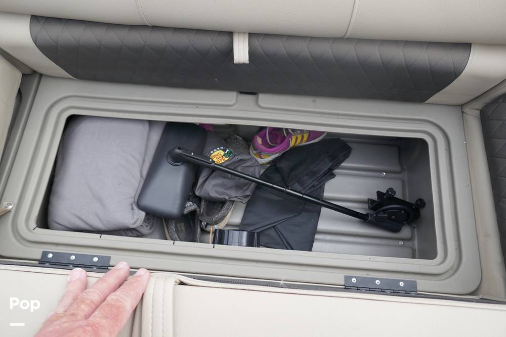 Slide: The Image of Sun Tracker PARTY BARGE 20 DLX 2022 - 15372245