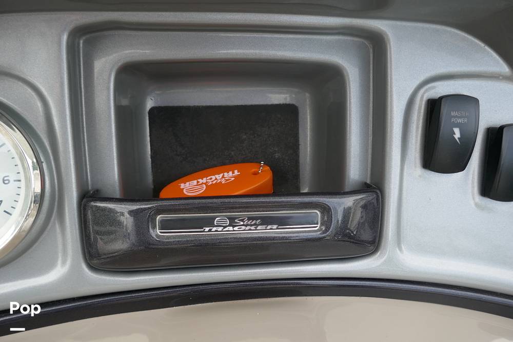 Slide: The Image of Sun Tracker PARTY BARGE 20 DLX 2022 - 15372257