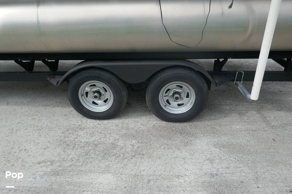 Slide: The Image of Sun Tracker PARTY BARGE 20 DLX 2022 - 15372267