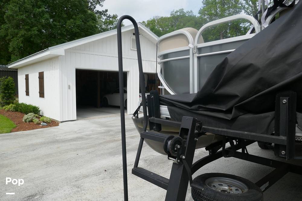 Slide: The Image of Sun Tracker PARTY BARGE 20 DLX 2022 - 15372270