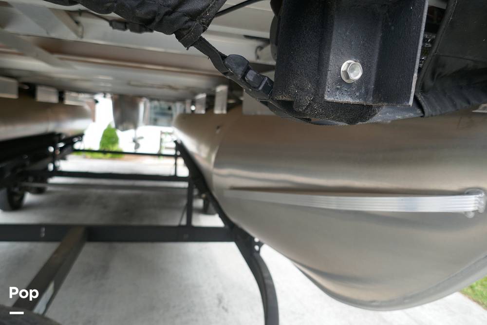 Slide: The Image of Sun Tracker PARTY BARGE 20 DLX 2022 - 15372273