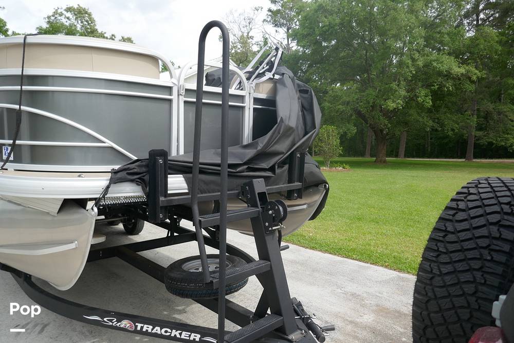 Slide: The Image of Sun Tracker PARTY BARGE 20 DLX 2022 - 15372276