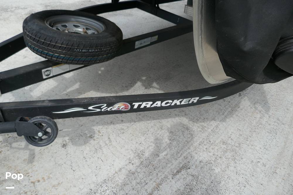 Slide: The Image of Sun Tracker PARTY BARGE 20 DLX 2022 - 15372281